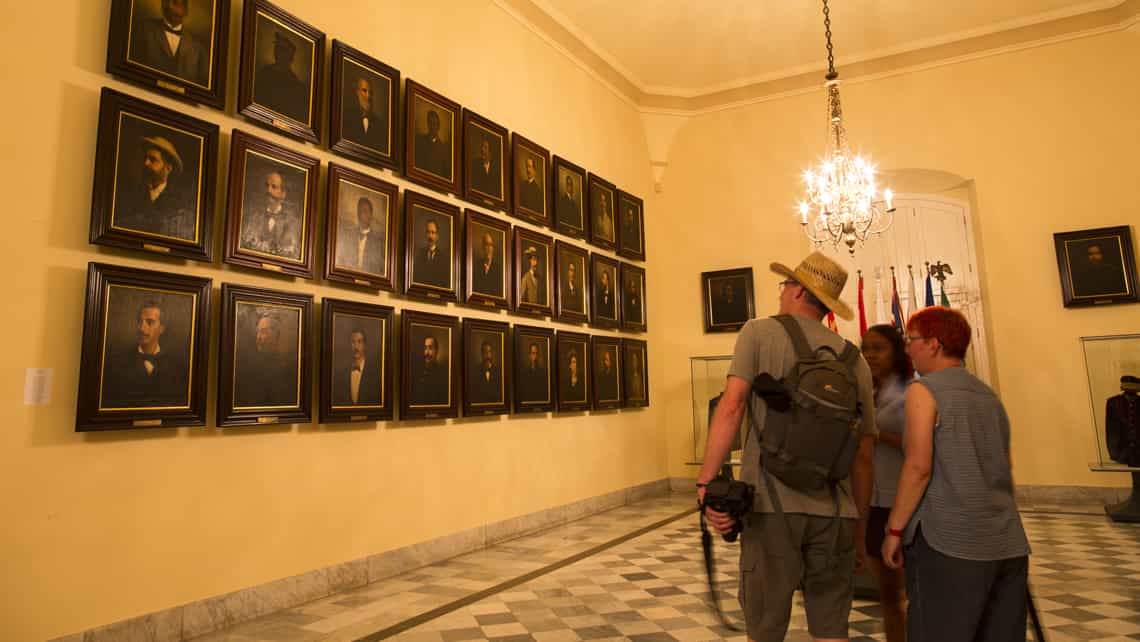 Sala de exhibicion en el Palacio de los Capitanes Generales