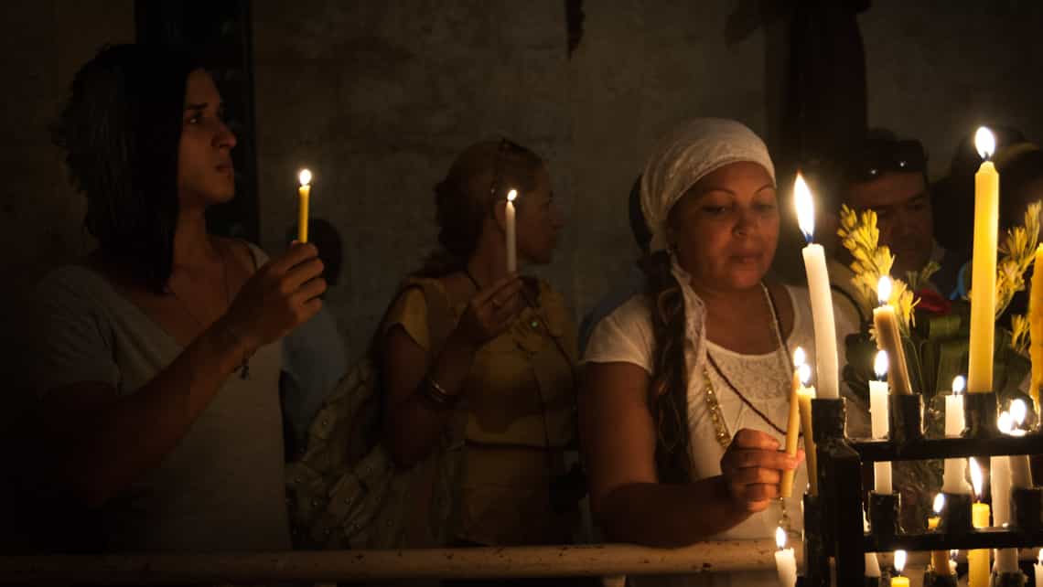 Catolicos y seguidores de la religion yoruba ofrecen velas y se encomiendan a sus santos
