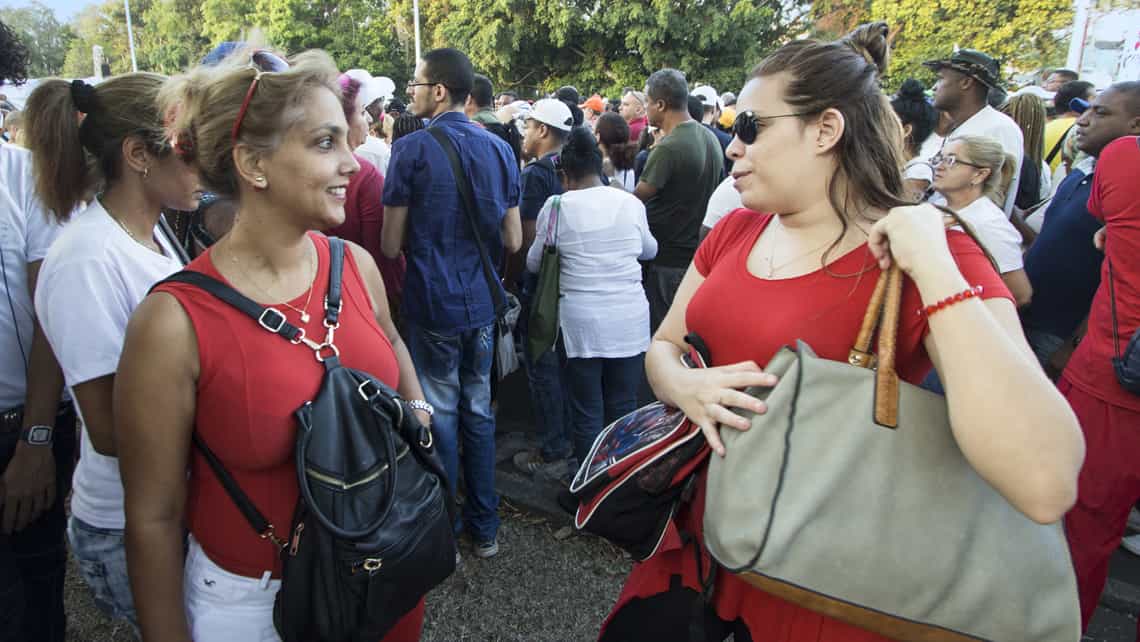 Muchos cubanos eligen vestirse de rojo el 4 de diciembre en la celebracion del dia de Santa Barbara 