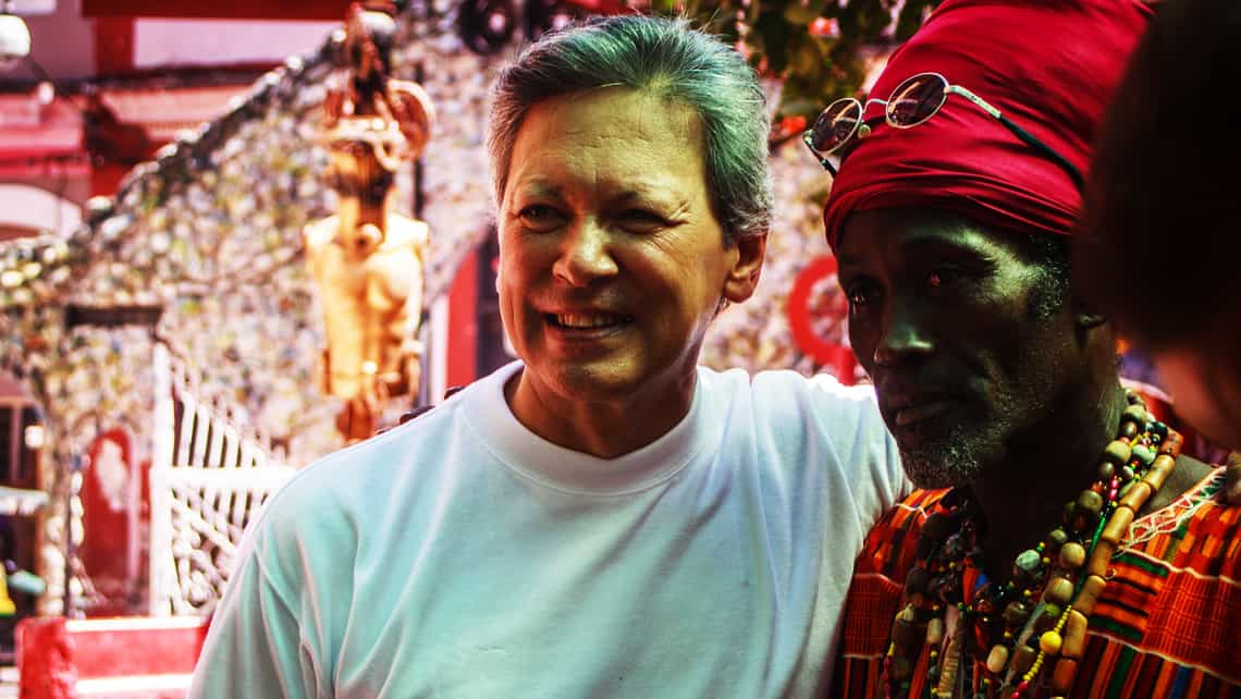 Un descendiente africano comparte con un turista durante una celebracion yoruba