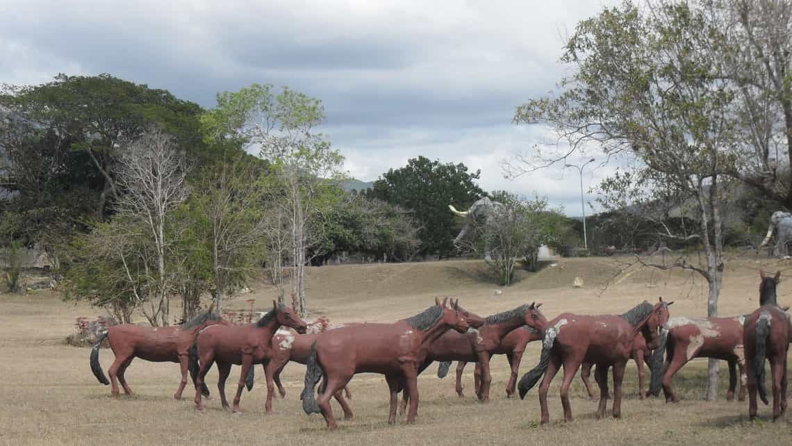 Esculturas de caballos de tamaño natural en el Parque Baconao