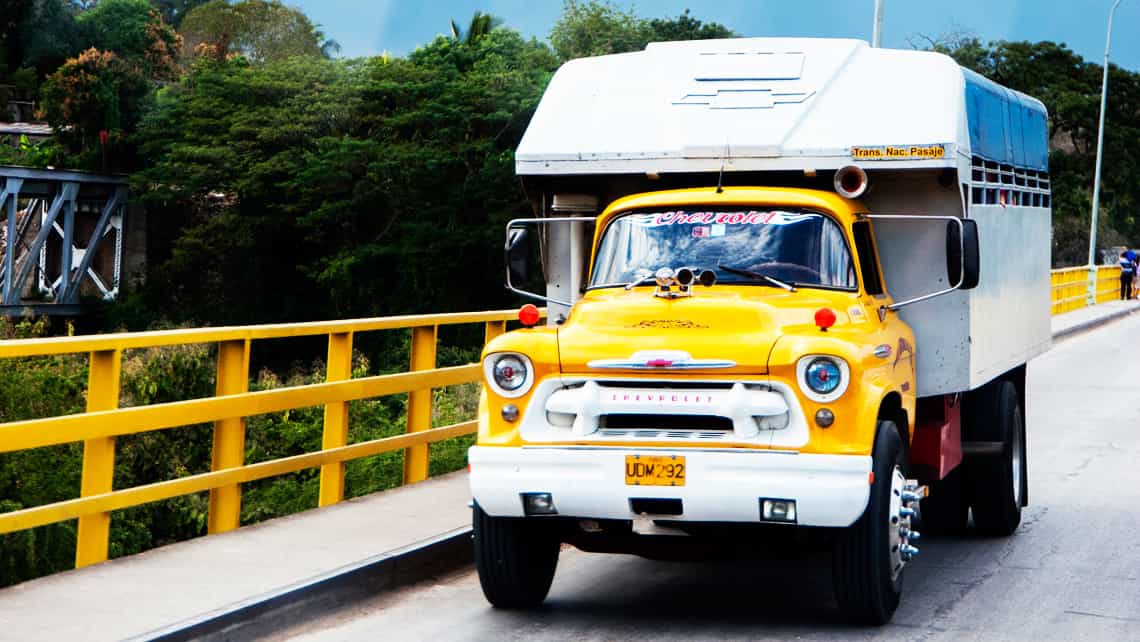 Camion de pasajeros en Santiago de Cuba