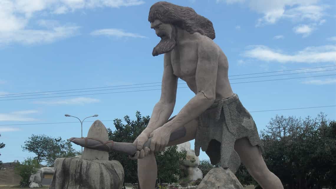 Escultura del Hombre de Cromagnon en el Parque Baconao