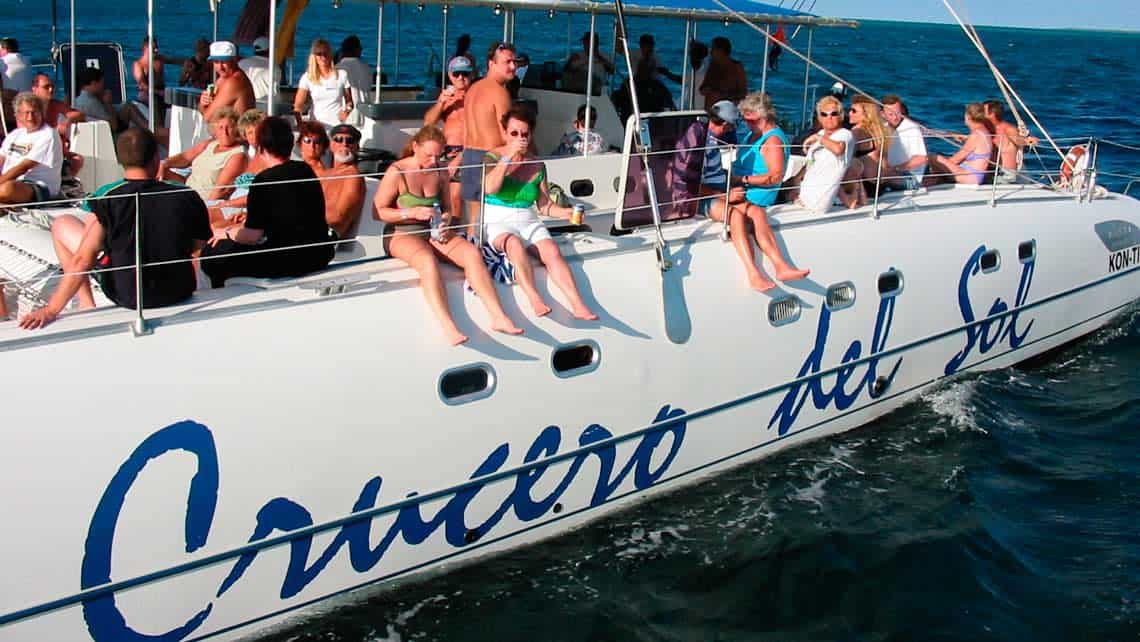 Turistas a bordo de un catamaran con destino a Cayo Blanco