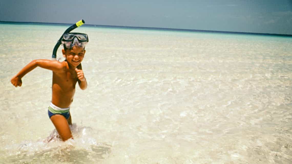 Nino disfruta de las calidas aguas del mar Caribe