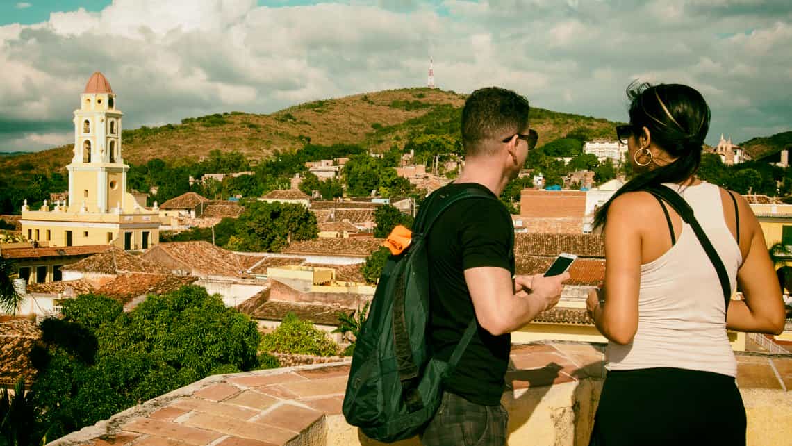 Turistas observando el paisaje de Trinidad