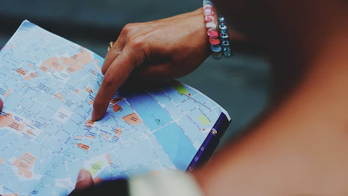 Turista revisa un itinerario en el mapa