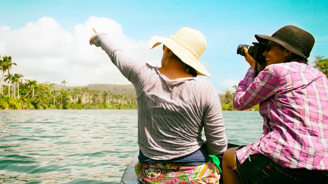 Chicas compartiendo la experiencia de navegar por el Rio Toa