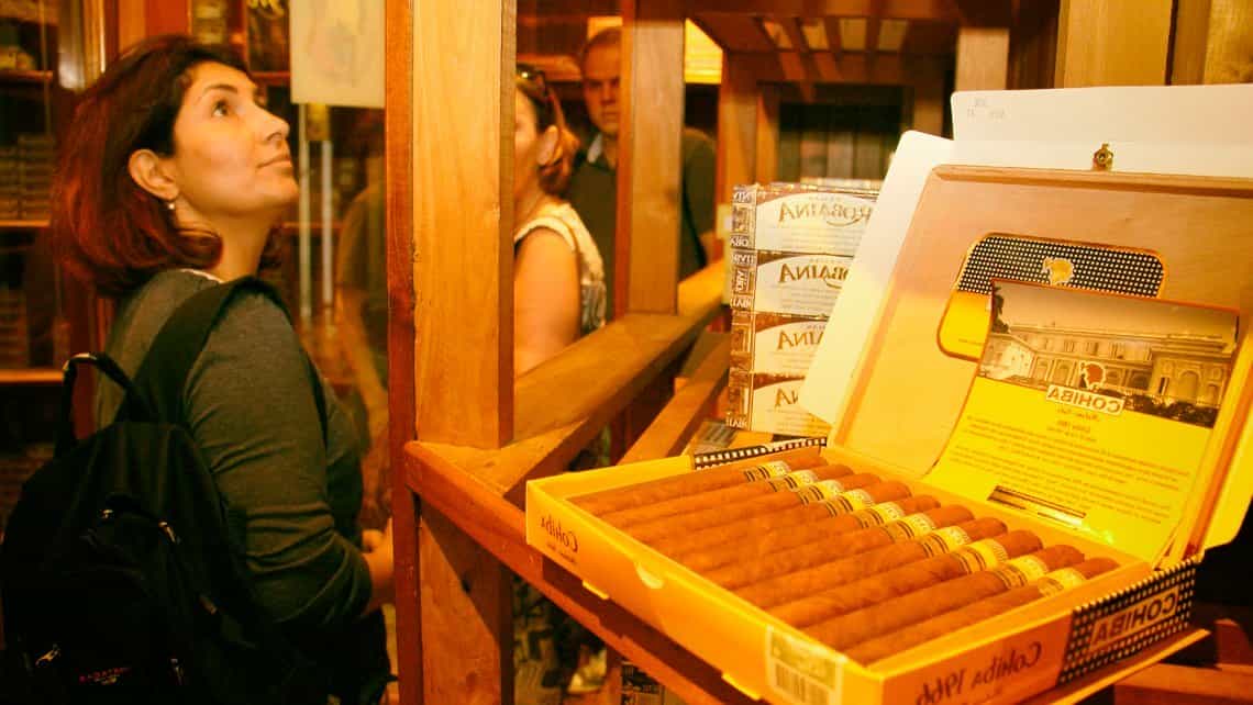 Turista observa las ofertas de tabaco antes decidirse a comprar