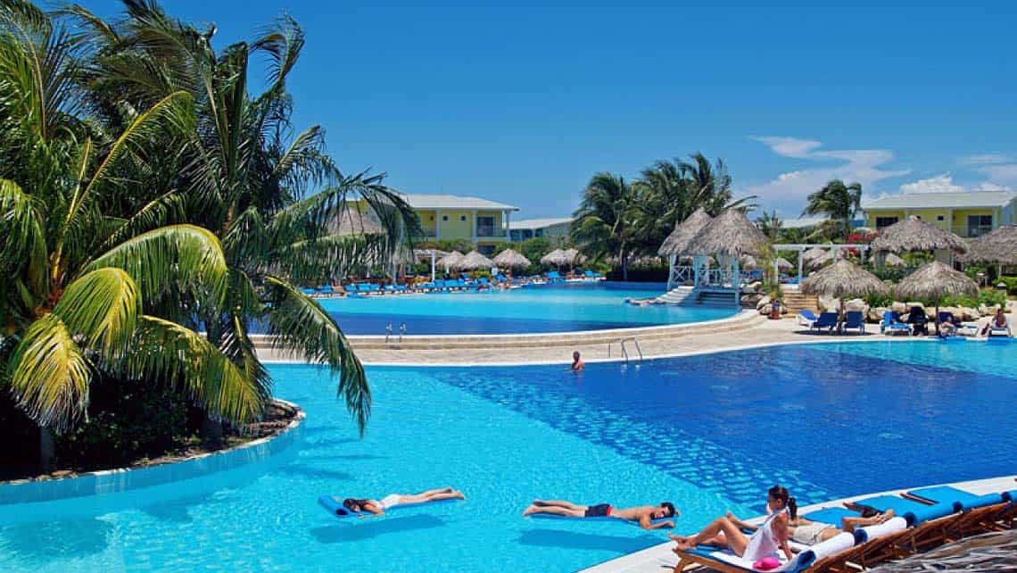 Turistas disfrutan de la picina del Hotel Melia Cayo Santa Maria
