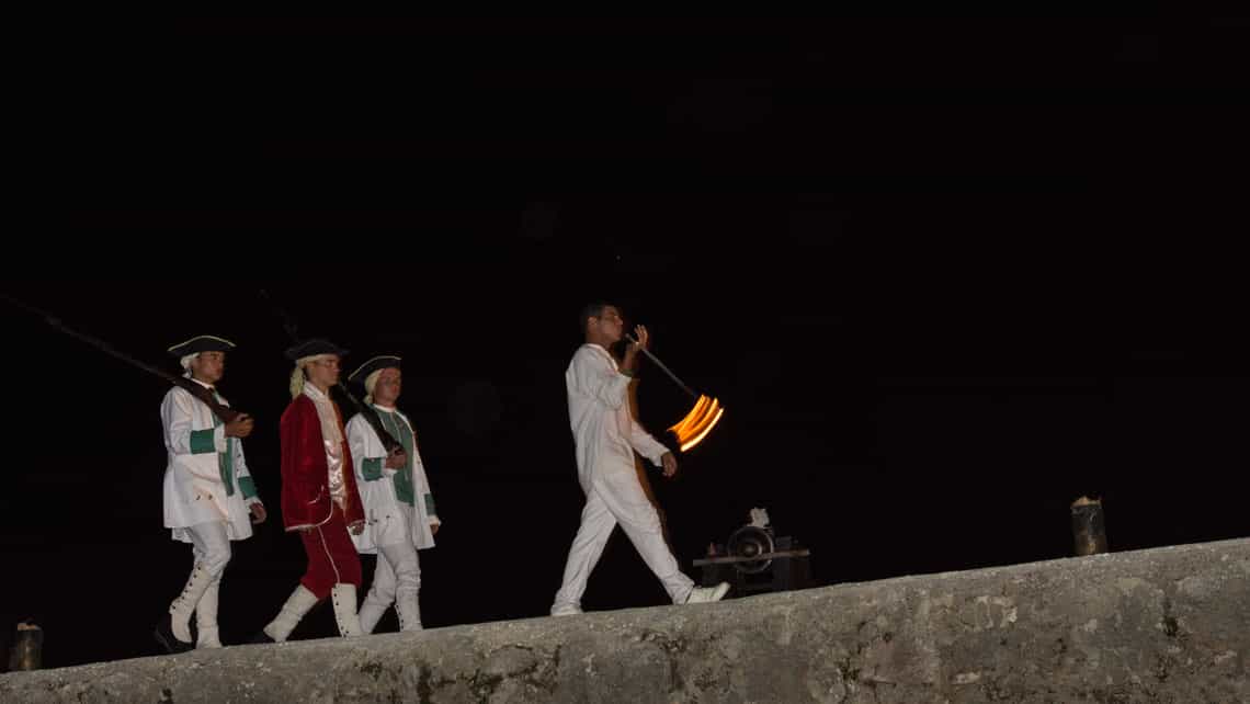 La tradicional ceremonia del canonazo de las 9 en la fortaleza de La Cabana