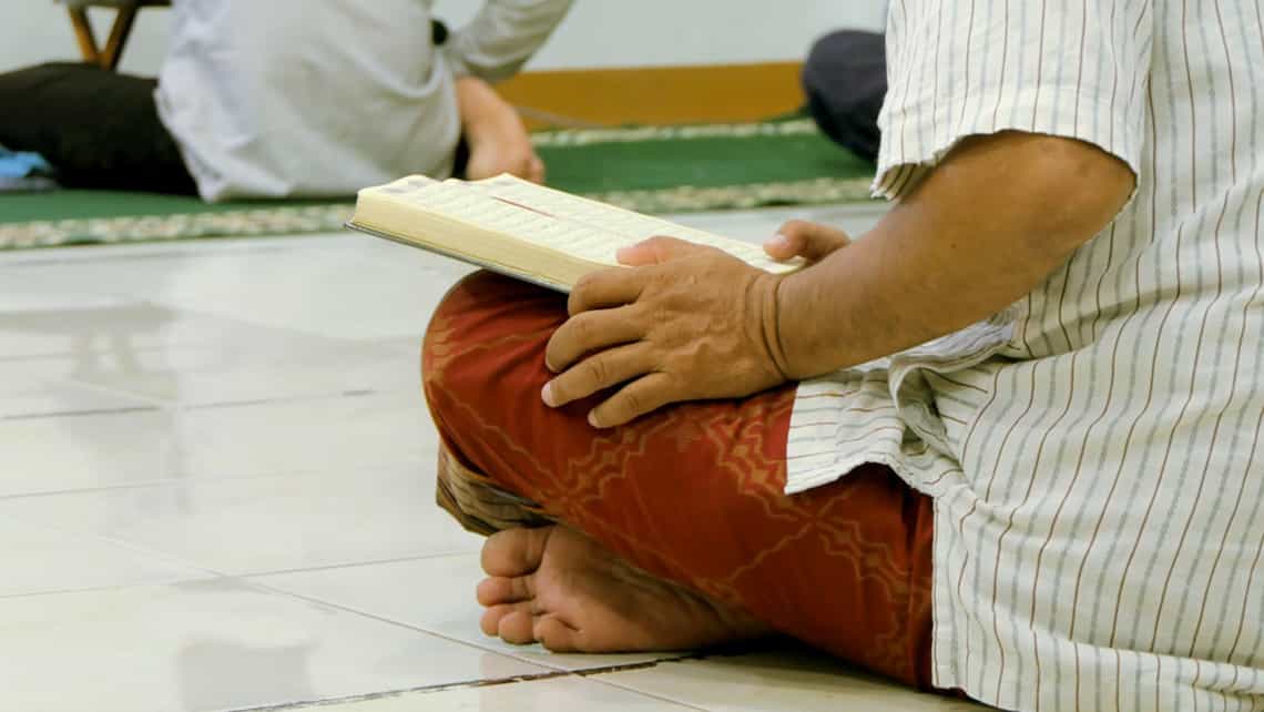Seguidor de la fe Islamica leyendo el Coran