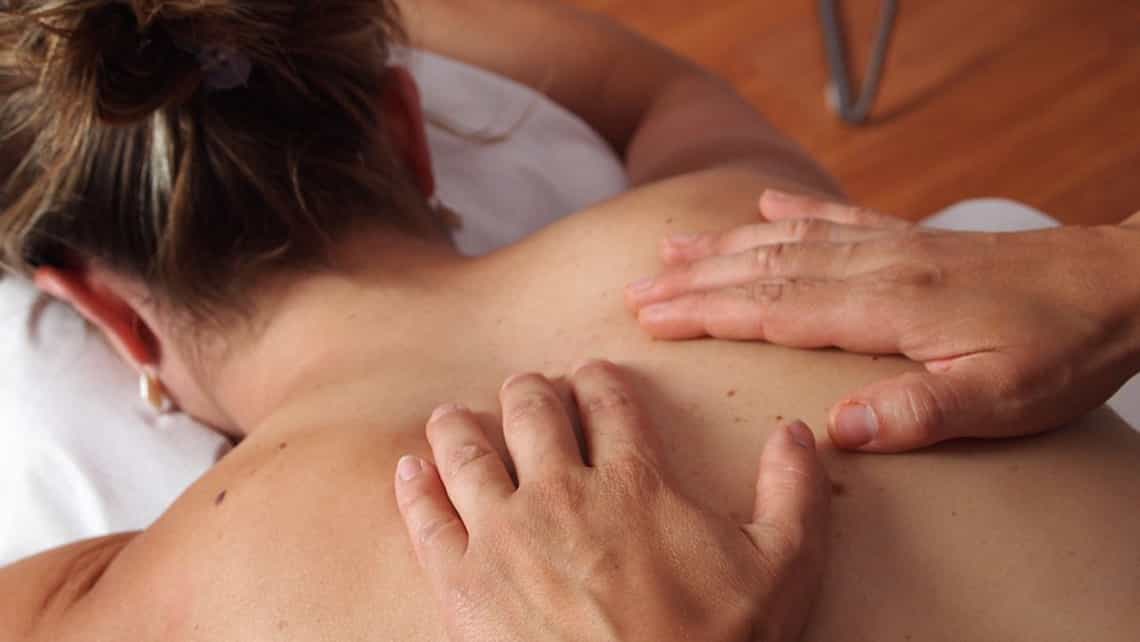 Mujer recibiendo un masaje de espalda