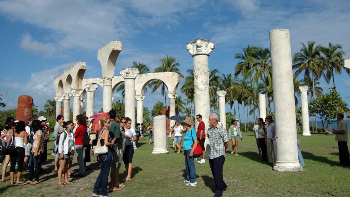 Monumento en Bariay que simboliza el encuentro entre las dos culturas en 1492