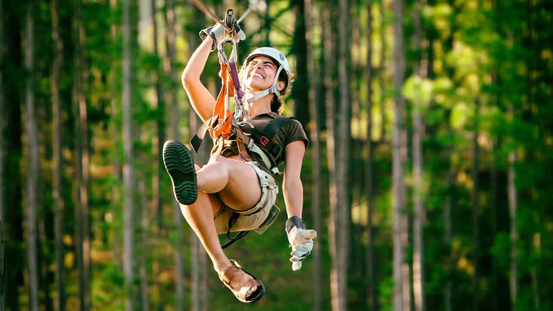 Turista disfrutando del canopy cubano