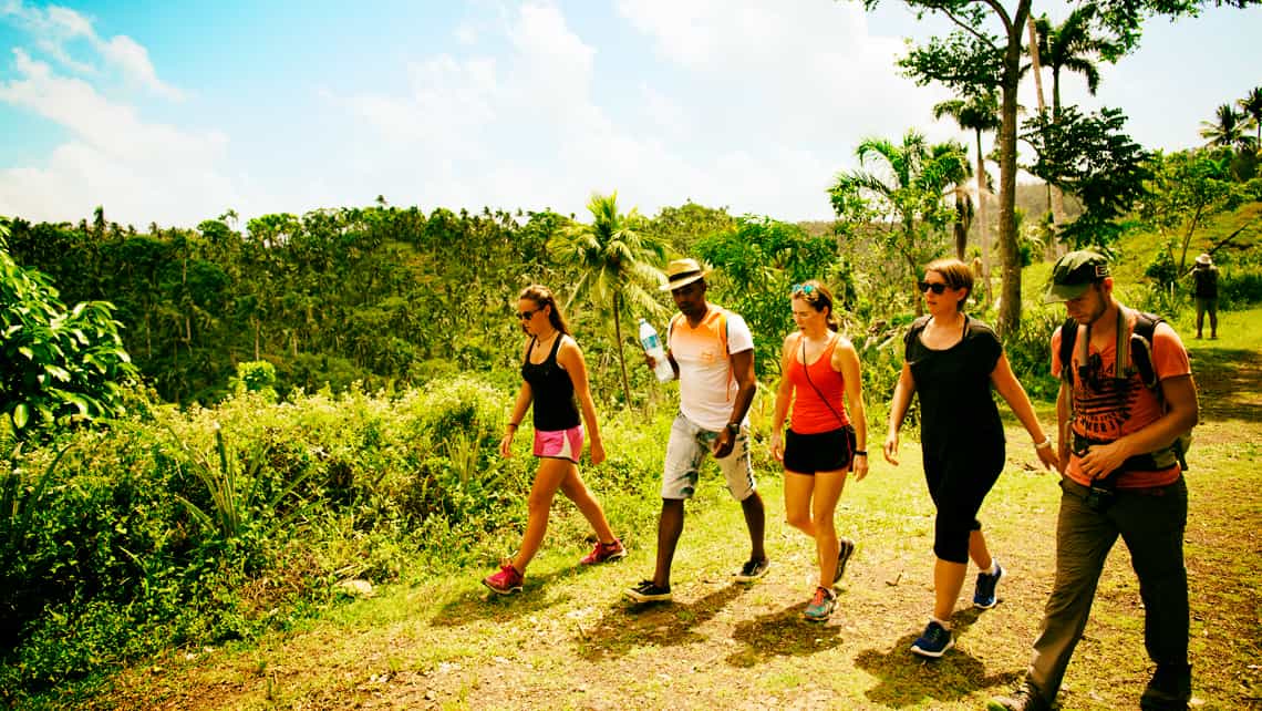 Amantes del ecoturismo disfrutando los campos de Cuba