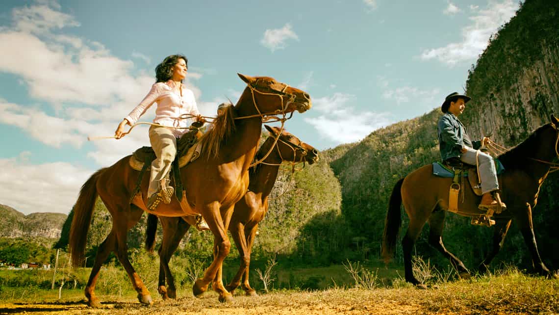 Turistas recorren a caballo parte de el Valle de Vinales