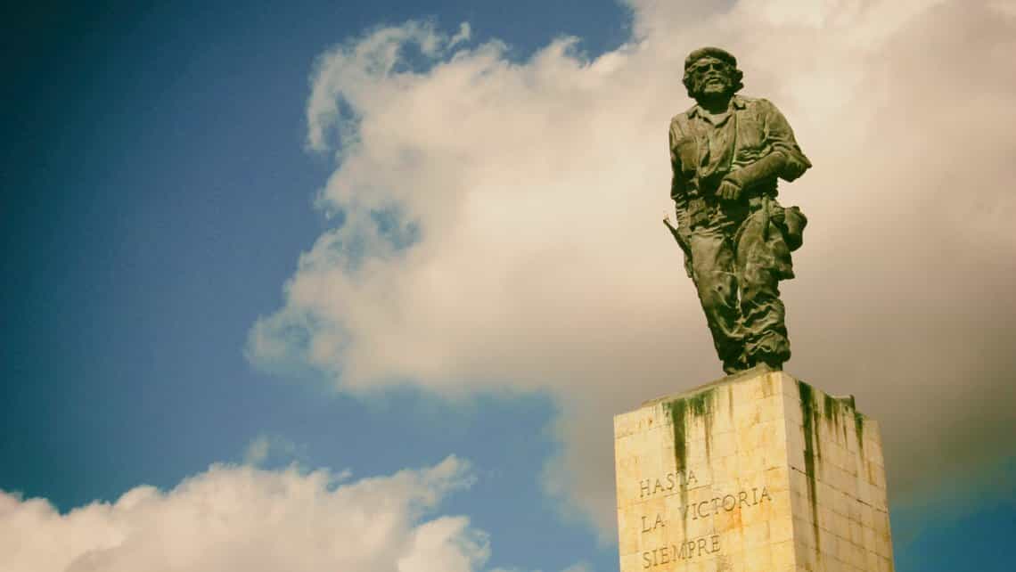 Estatua del Che en el Mauseoleo de Santa Clara