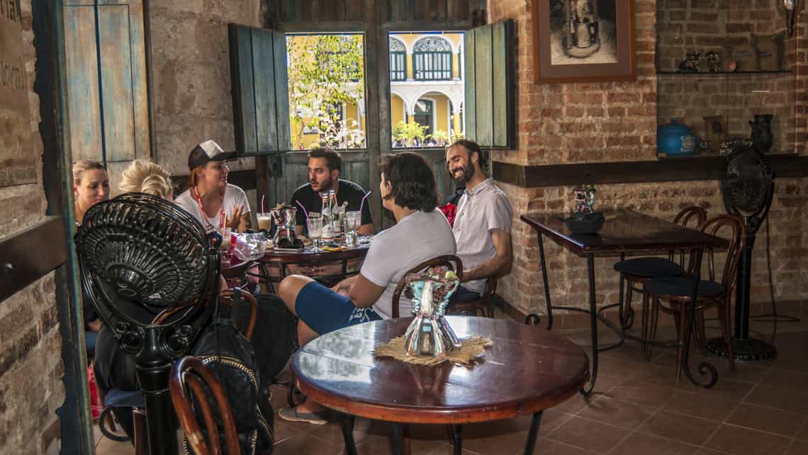 Tomar un café en La Habana