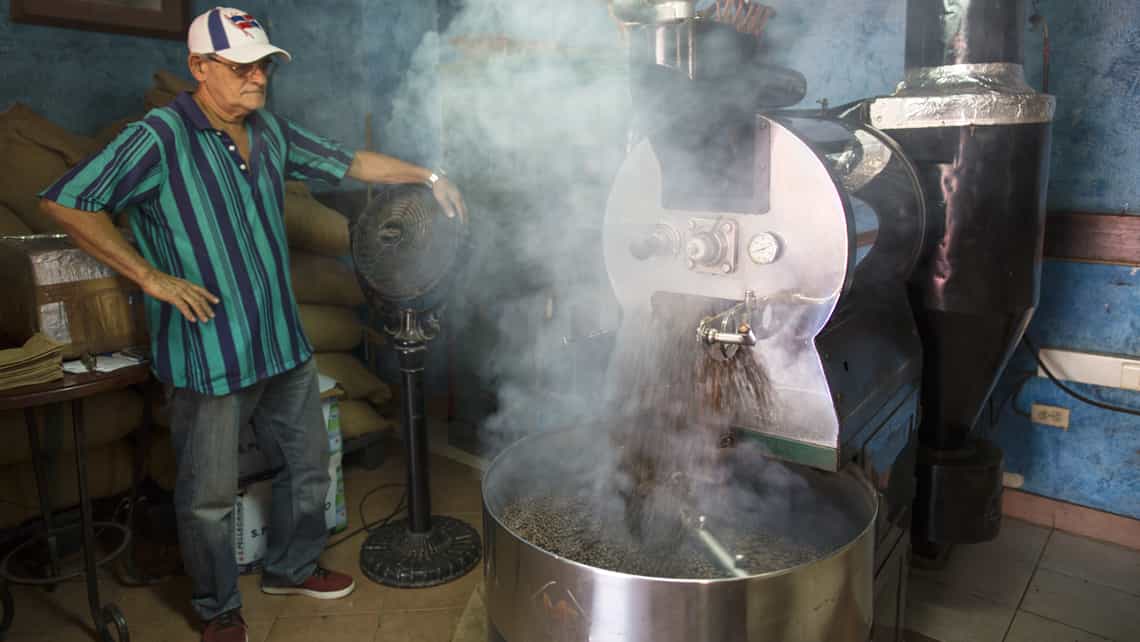 Un empleado de El Escorial supervisando el cafe que se esta tostando in situ