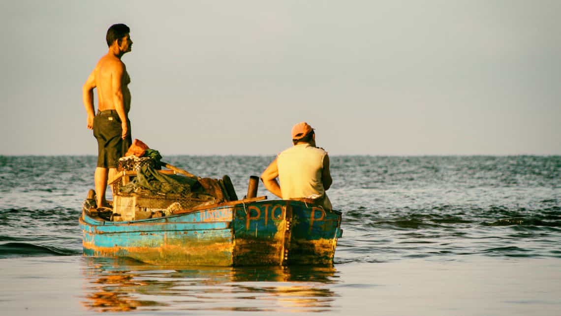Pescadores con su bote y artes de pesca listas para la faena