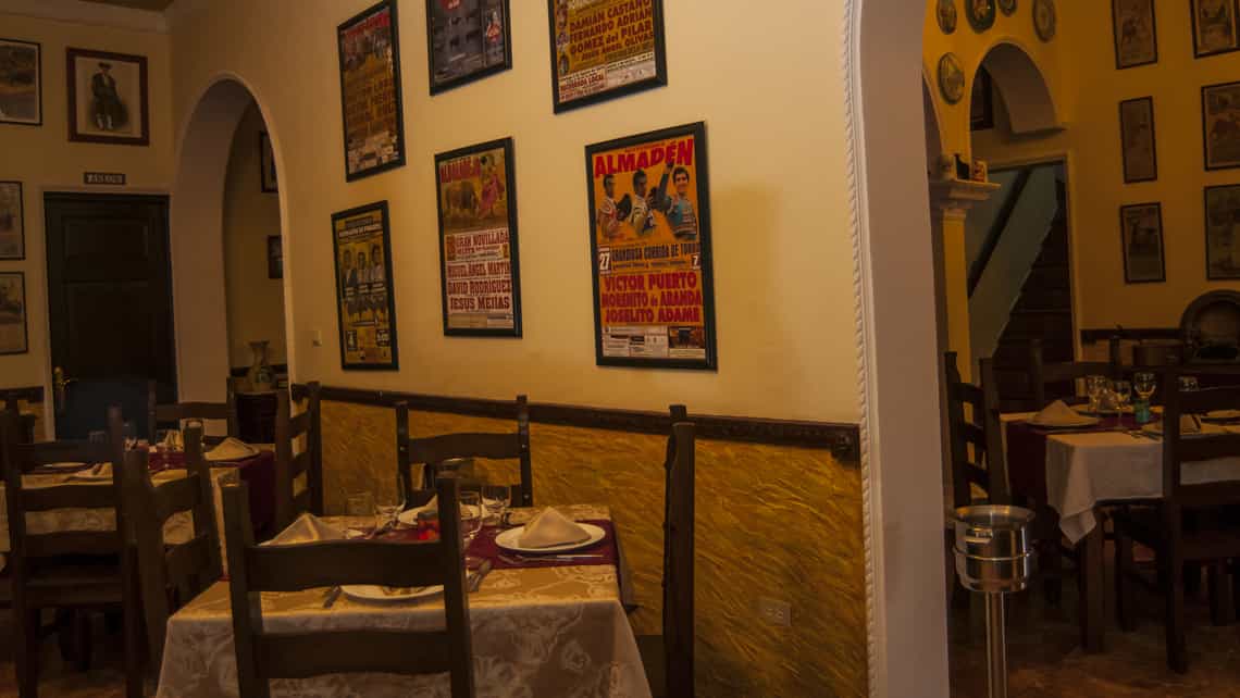 Interior del restaurante Toros y Tapas con una marcada ambientacion iberica