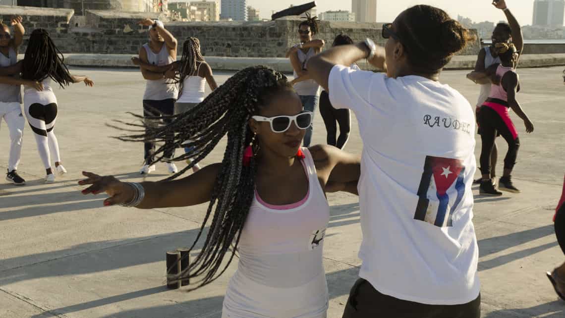 Profesores de baile de La Casona del Son bailan en una rueda de Casino en el Malecon de La Habana 