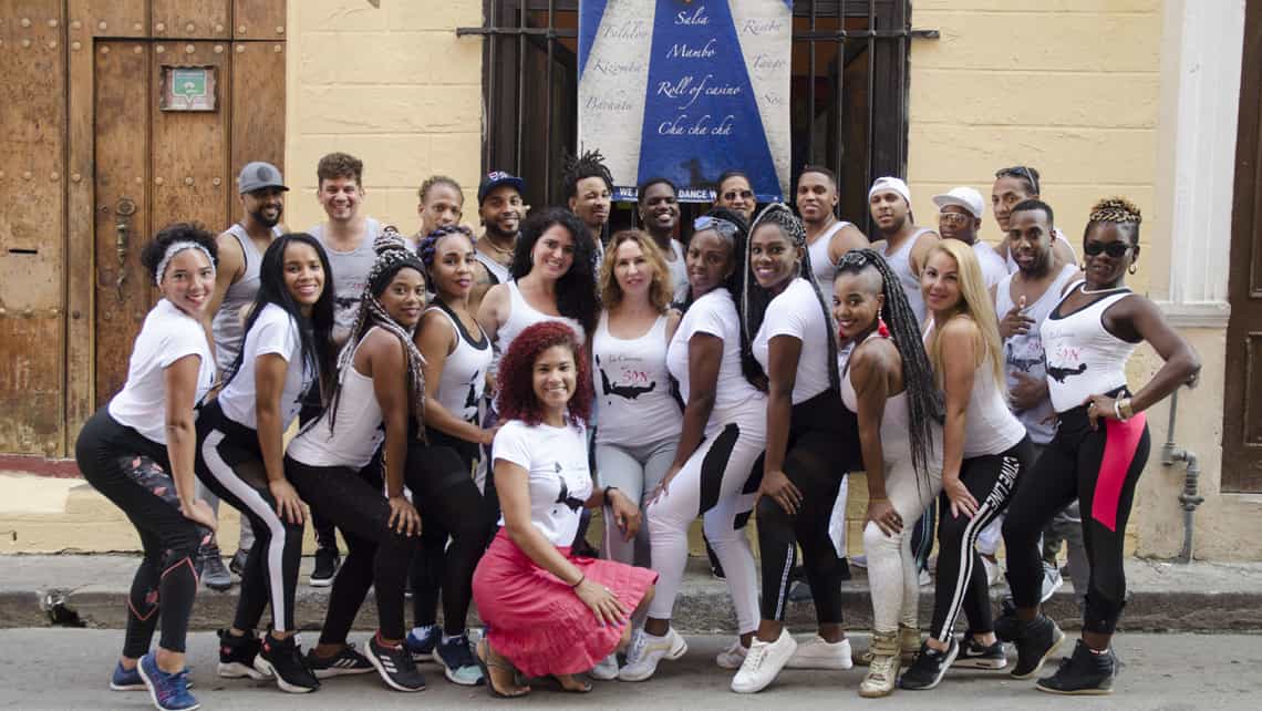 Profesores de baile de La Casona del Son junto a la anfitriona Silvia Canals