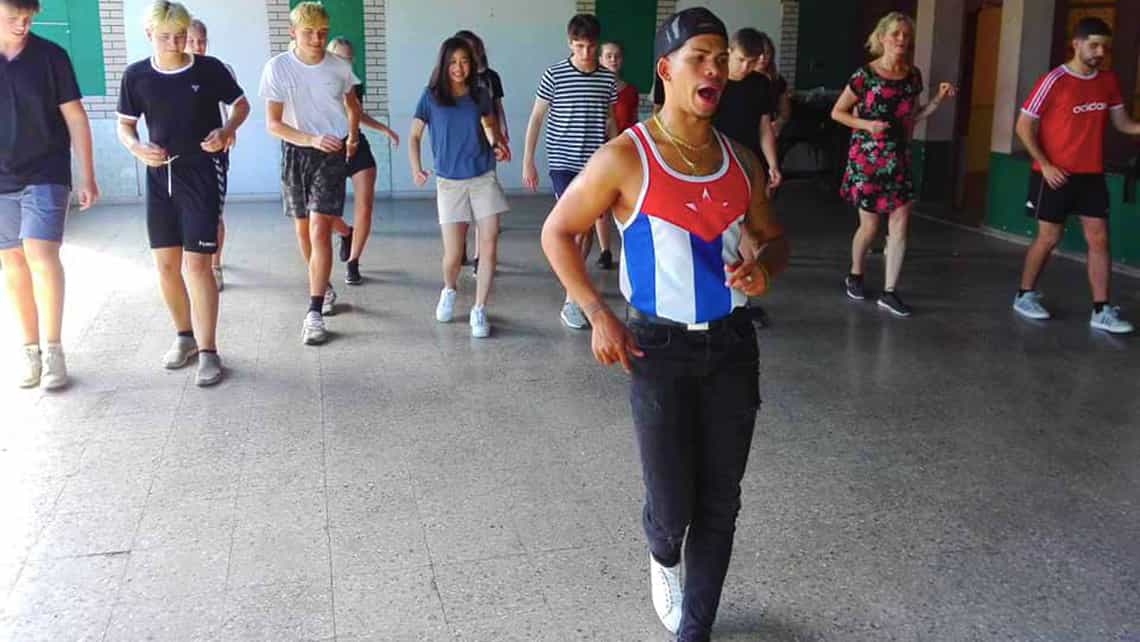 Clase de grupo en la Escuela de bailes Salsasabor a Cuba