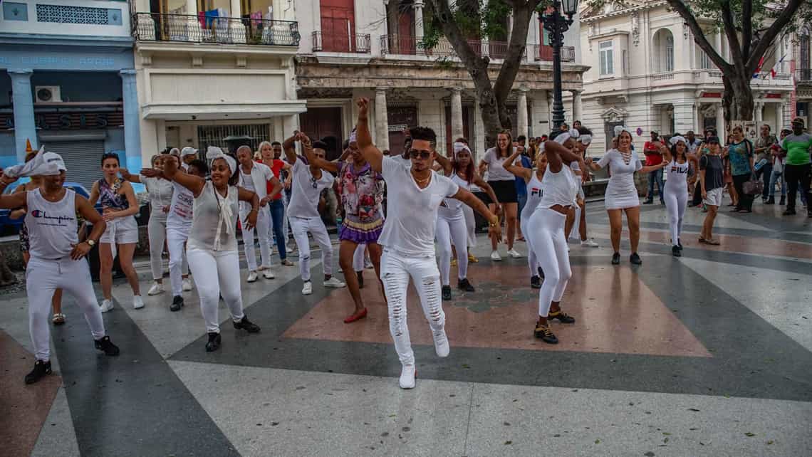 Profesores de la escuela de bailes Salsasabor a Cuba bailan en el Prado de La Habana