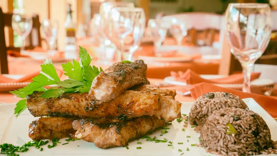 Plato insigne de la comida cubana: Carne asada y arroz congri