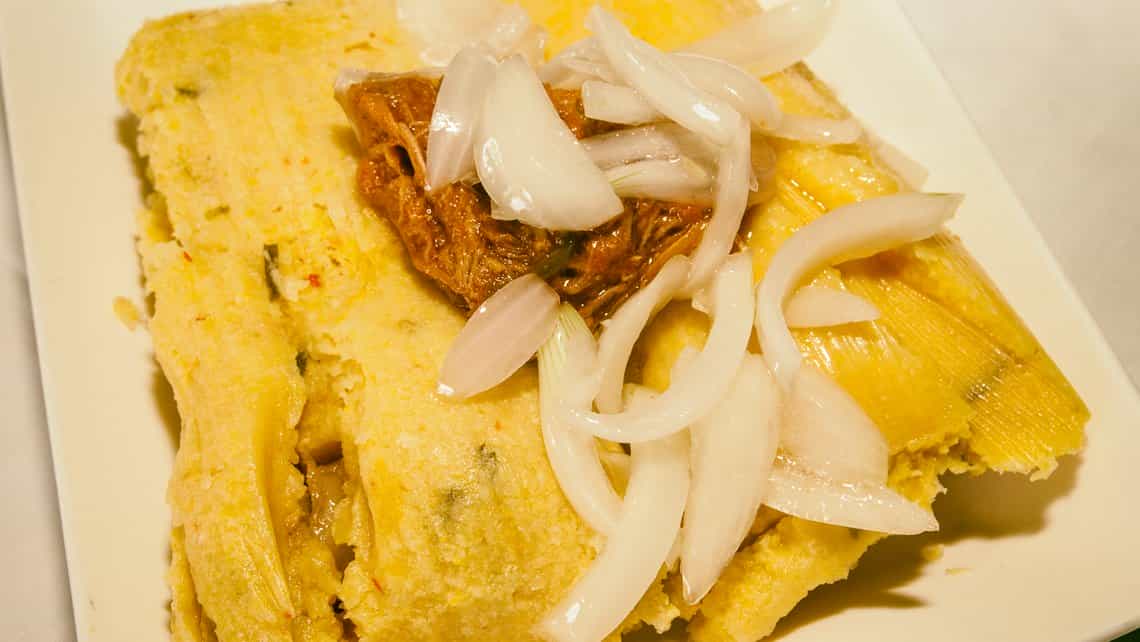 Plato de tamales con cebolla blanca