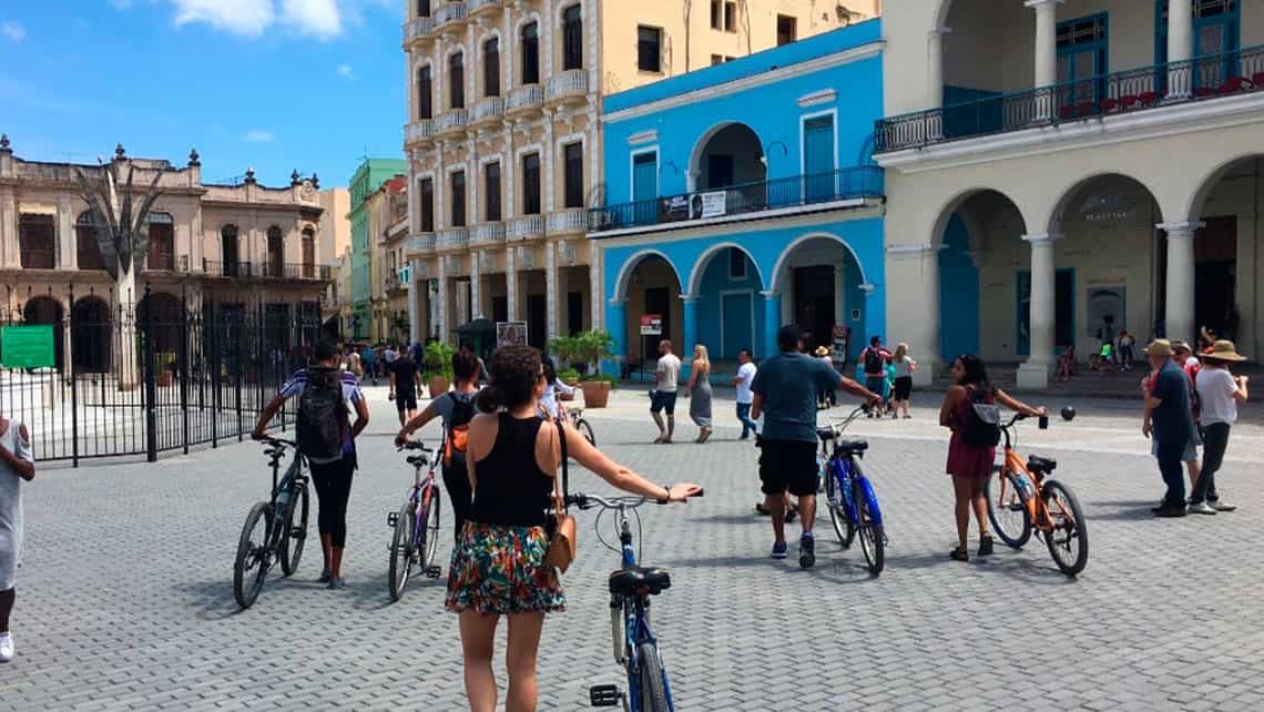 Turistas y locales recorren las calles de La Habana en bicicleta