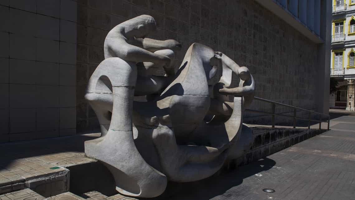 Escultura que recibe a los visitantes del Museo Nacional de Bellas Artes