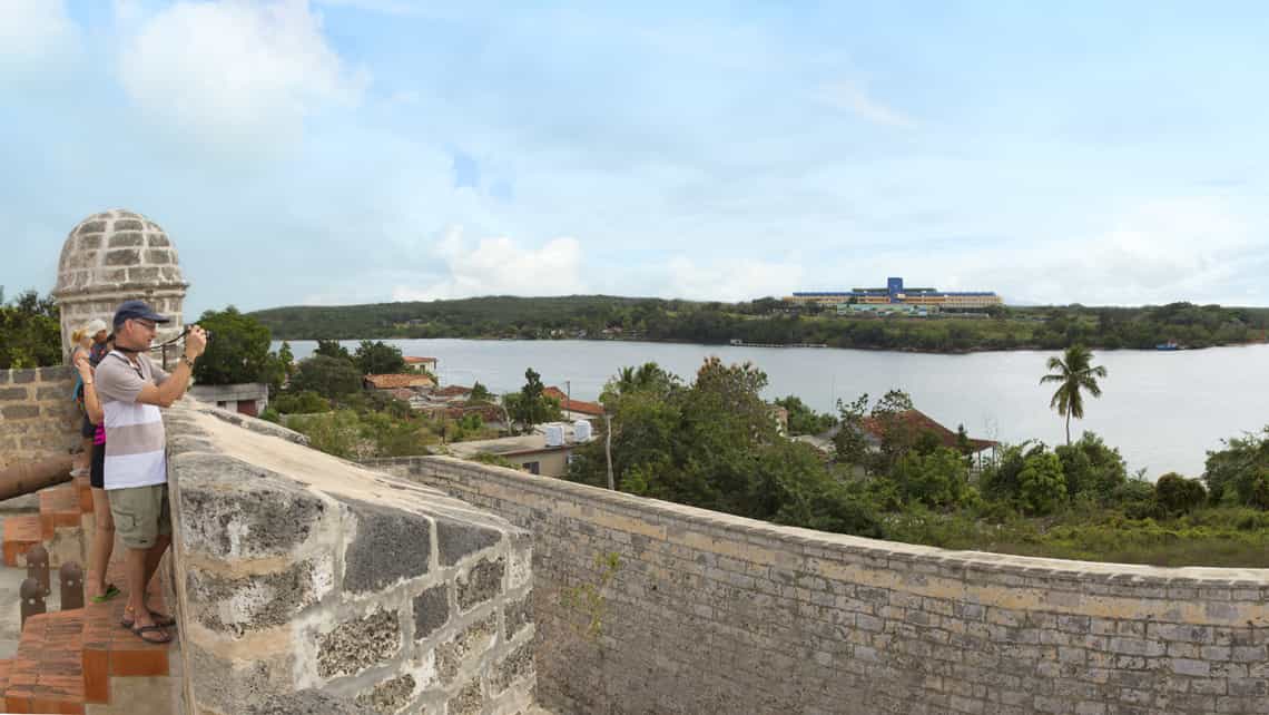 Turistas toman fotos a la bahia de Cienfuegos desde el Castillo del Jagua
