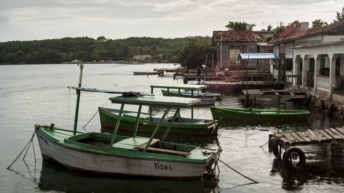 Botes de pescadores que faenan en el interior de la bahia de Cienfuegos