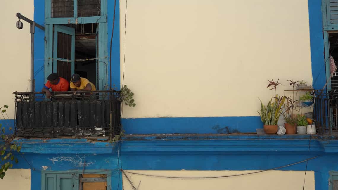 Habaneros en el balcon de una antigua casona colonial