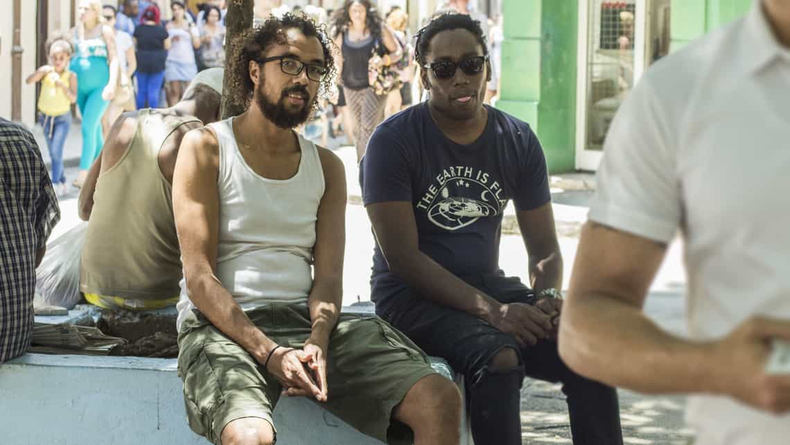 Locales compartiendo en una concurrida esquina de La Habana