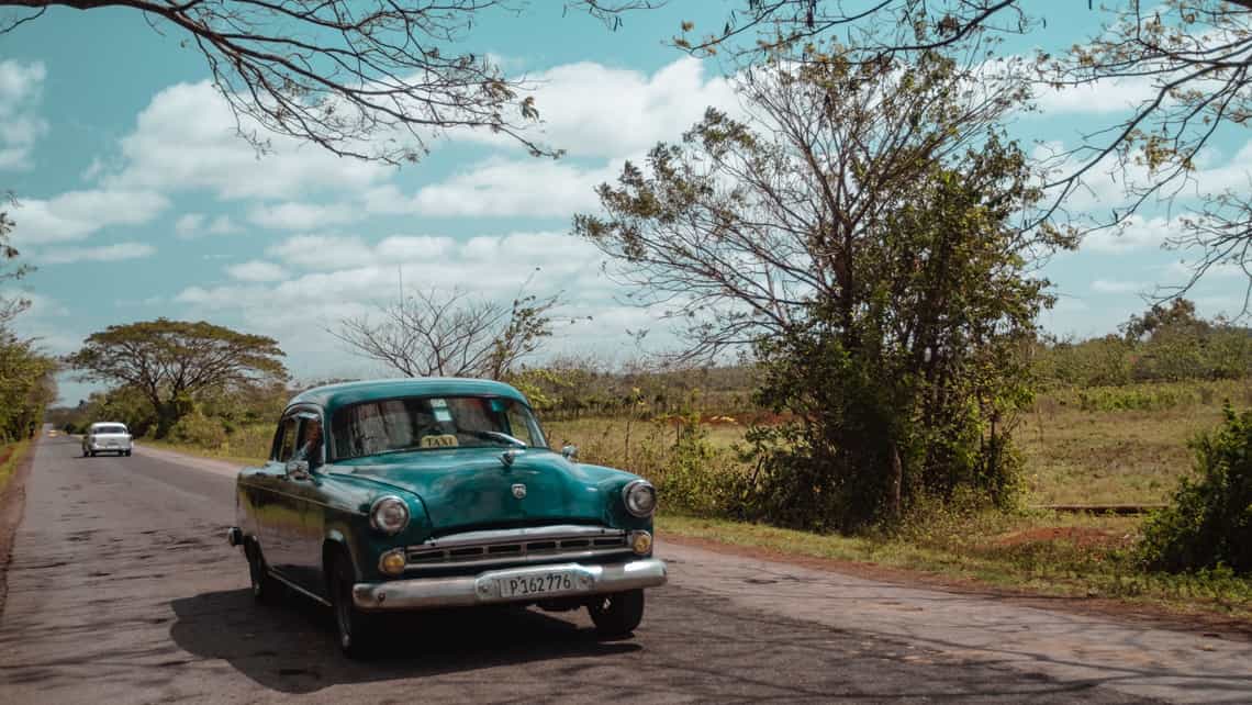 Un taxi colectivo cubano recorre una carretera rural
