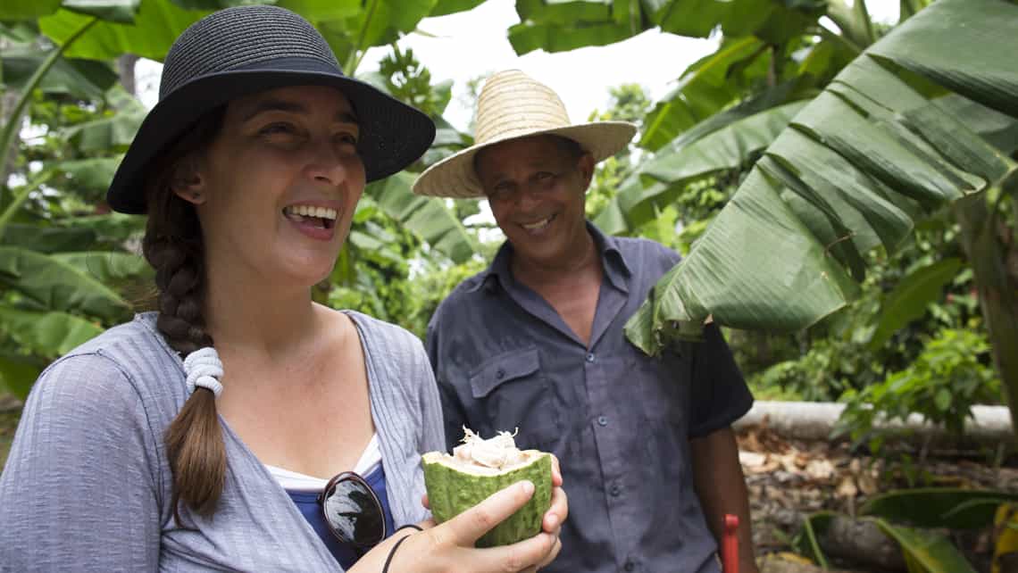 Chica probando el fruto del cacao en los campos de Baracoa