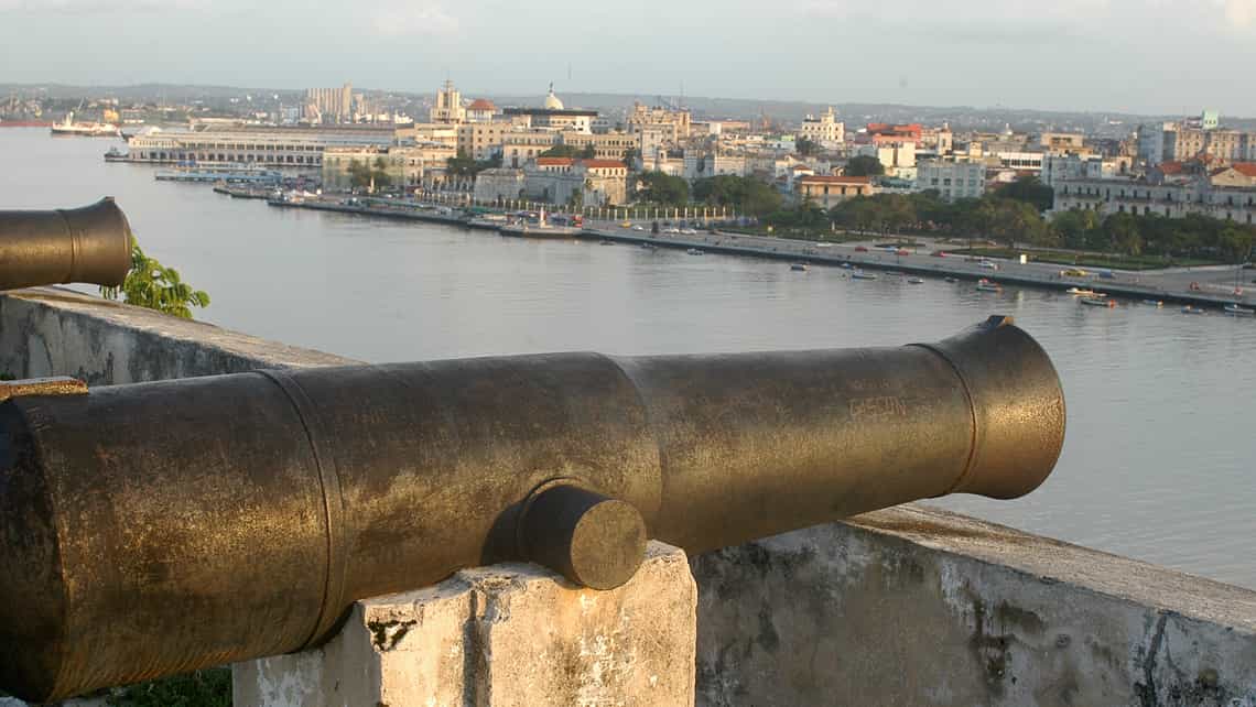 Cañones emplazados en los muros de la Cabaña justo a la entrada de la bahia de La Habana