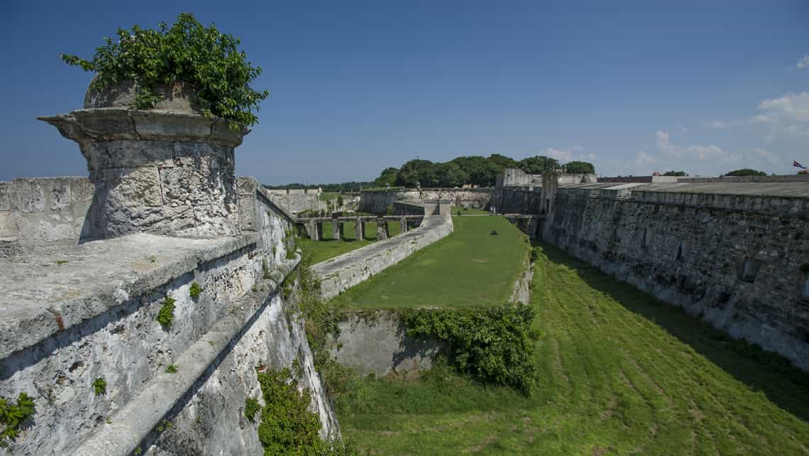 Foso que rodea la fortaleza San Carlos de la Cabaña