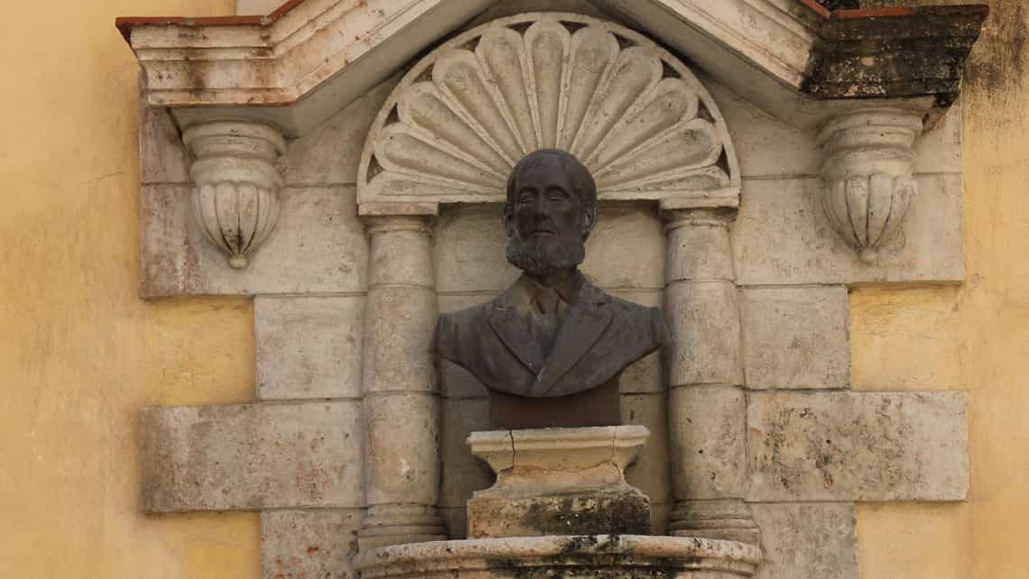 Busto de Cirilo Villaverde en la Plazuela del Angel