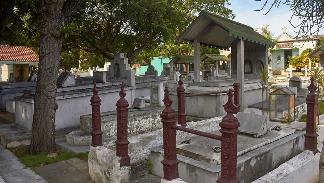 Signos chinos y cruces cristianas coexisten en el Cementerio Chino de La Habana
