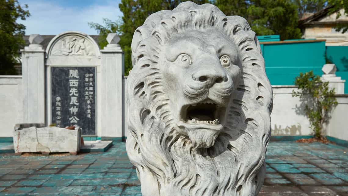 Signos y detalles chinos en el Cementerio