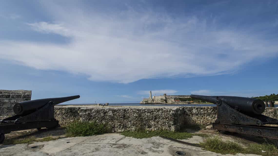 El Morro y la entrada de la bahia de La Habana vistas desde el Castillo de San Salvador de la Punta