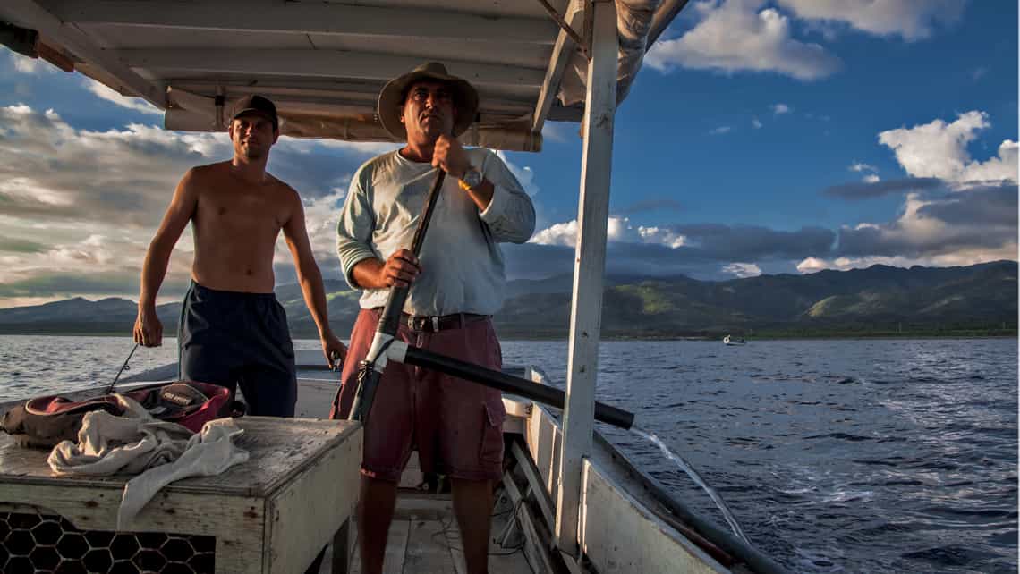 Pescadores cubanos en la Boca en el centro sur de Cuba