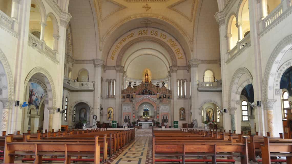 Interior del templo de Cristo Rey en La Habana