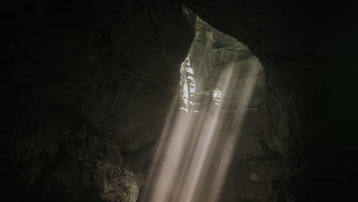 Entrada de luz a la cueva por un orificio en las cavernas superiores