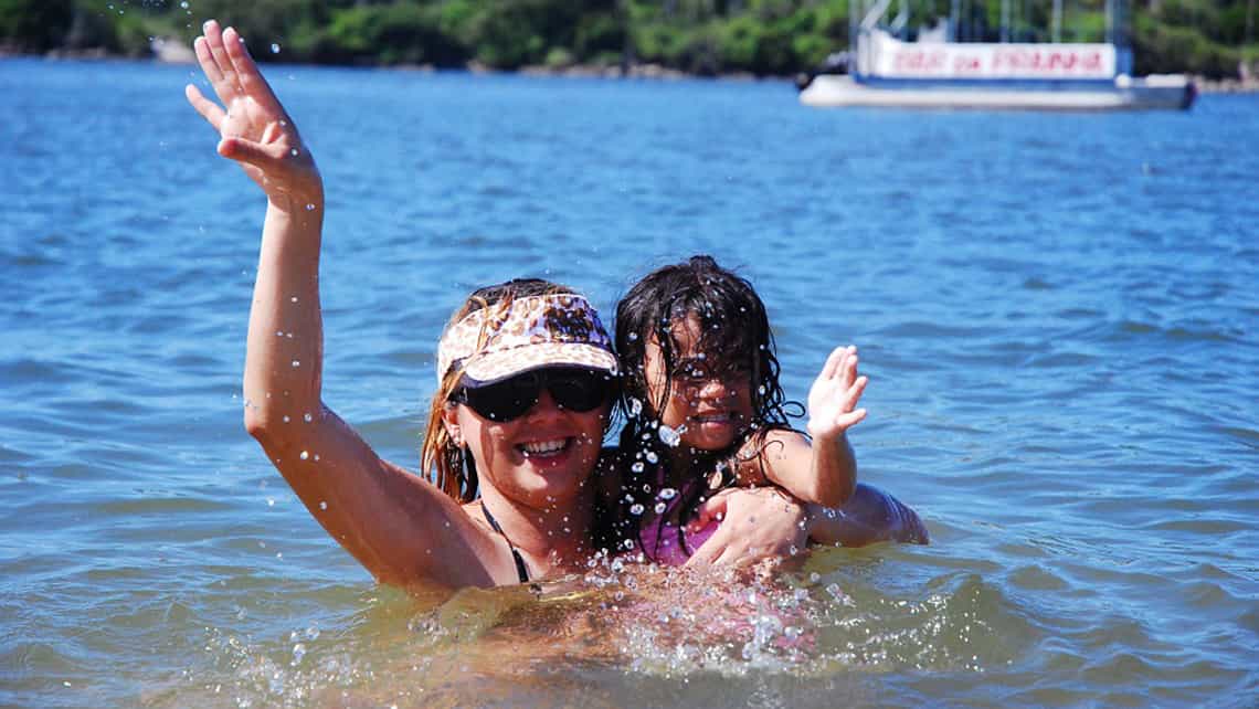 Una madre y su hijo disfrutando en las cálidas aguas de Varadero